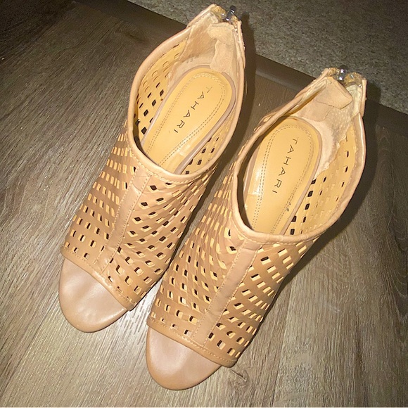 TAHARI Tan Heeled Sandals - size 6.5 - Picture 4 of 5